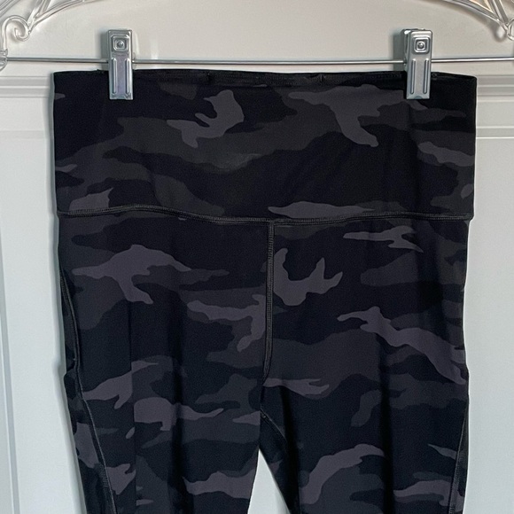 Athleta Ultimate Stash Pocket 7/8 Tight Camouflage Black Gray - 29976 - Picture 3 of 16